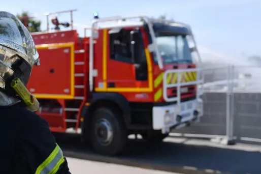 Une centaine de pompiers et trente engins ont été mobilisés pour circonscrire l'incendie survenu vendredi matin tôt. Image d'illustration.