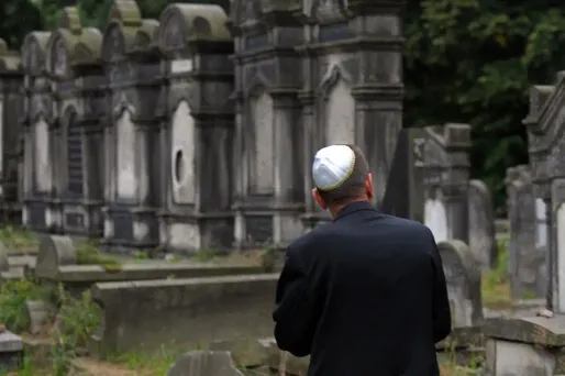 Un homme de confession juive rend hommage aux disparus de Lodz, pour le 60ème anniversaire de la fin du ghetto, en 2009.