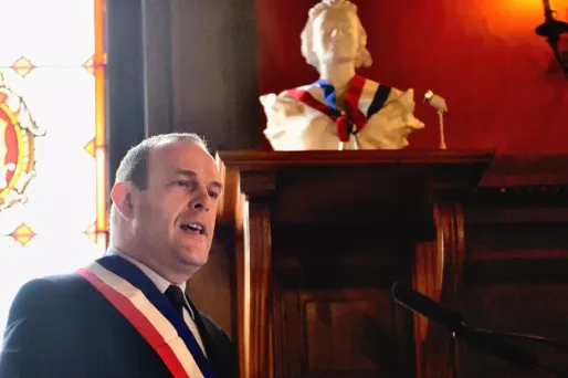 L'eurodéputé FN est aussi maire d'Hénin-Beaumont.