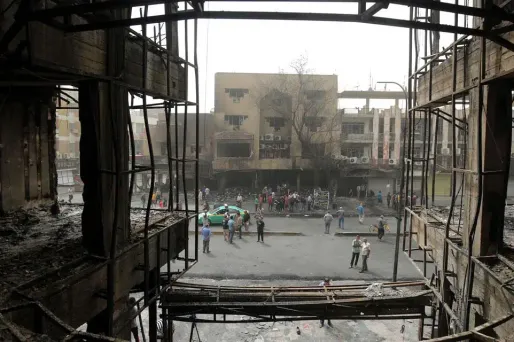 Un bâtiment éventré après une attentat-suicide à Bagdad, en juillet 2016.