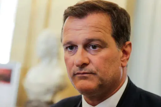 Louis Aliot se montre très critique des choix diplomatiques d'Emmanuel Macron.