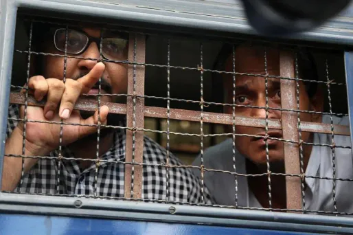 Aung Naing Soe, à gauche, et son chauffeur Hla Tin look après leur condamnation à deux mois de prison.