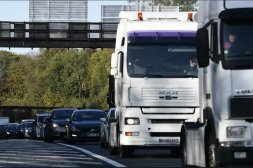 Les forains mènent une opération escargot aux abords de Paris depuis lundi matin