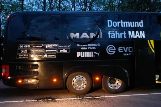 L'un des clous projetés par l'explosion s'est fiché dans l'appui-tête du siège occupé par le défenseur espagnol Marc Bartra.