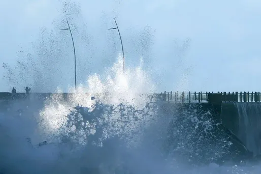 Des vents jusqu'à 120 km/h et des vagues de dix mètres ont déjà été enregistrés.