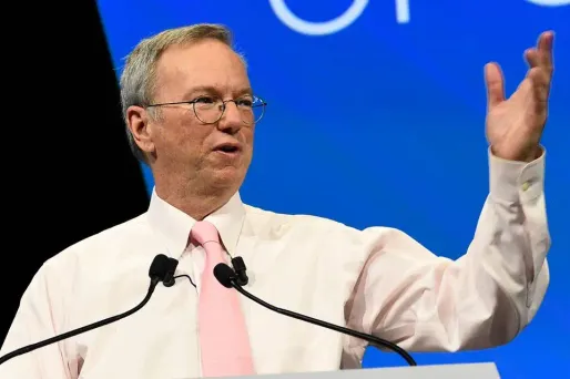 Schmidt fut l'un des premiers dirigeants de Google au début des années 2000.