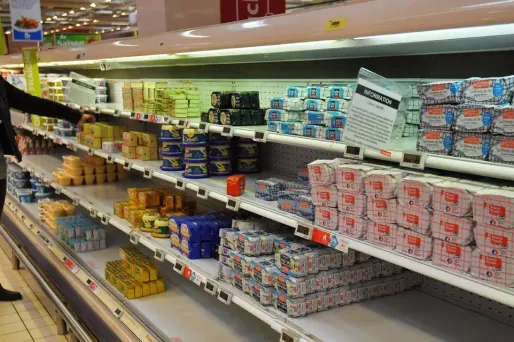 Pénurie de beurre : actions d'agriculteurs devant des grandes surfaces