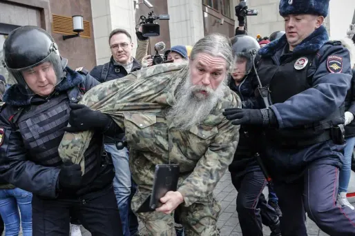 Les manifestants ont été interpellés, un à un près du Kremlin par les policiers.