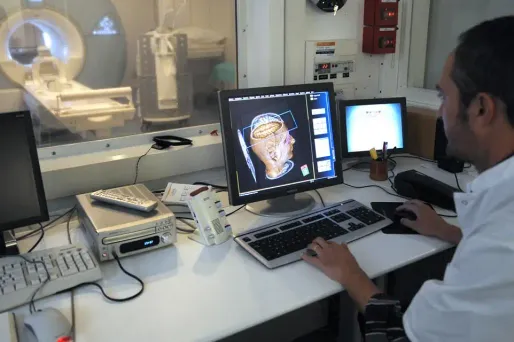 Dix-sept personnes, âgées de 18 à 30 ans, qui ont récemment fait part de leurs envies suicidaires à leurs psychologues, ont servi de "base de travail". (Illustration)