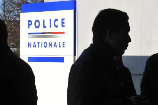 La police dépêchée sur place a, pour le moment, privilégié la thèse du suicide.