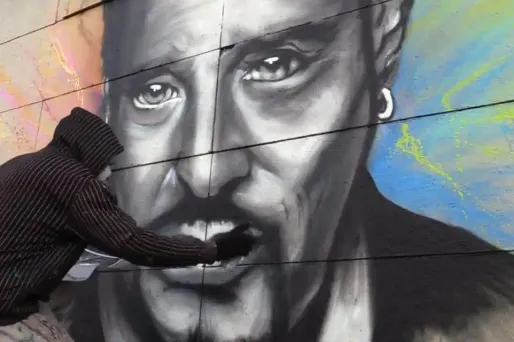 L'artiste KMU souhaitait rendre hommage à l'idole des jeunes en réalisant une fresque géante à Calais.