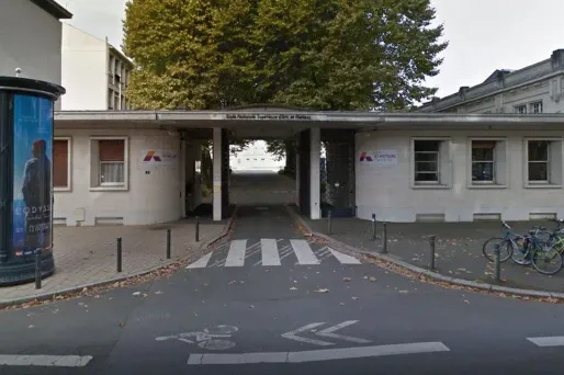 Les seize étudiants brûlés se sont retrouvés avec des chiffres tatoués sur un bras.