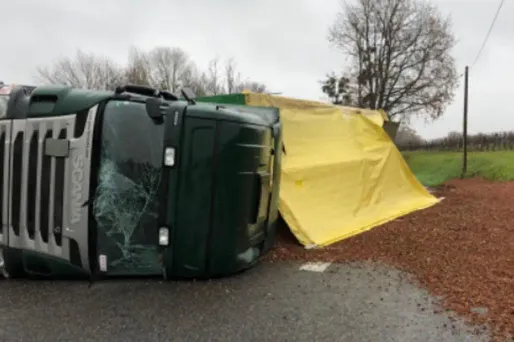 Le camion s'est couché sur la voie, sans faire de blessés.