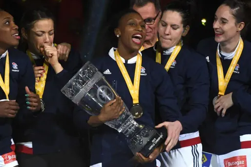Siraba Dembélé et les joueuses françaises au Mondial (1280x640) Patrik STOLLARZ / AFP