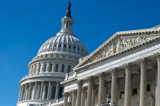 Le vote positif du Sénat, par 51 voix contre 48, a été proclamé par le vice-président Mike Pence.
