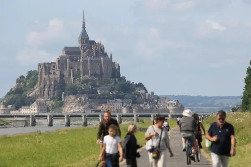 Pour deux instances normandes, la gestion touristique du Mon Saint-Michel laisse à désirer.