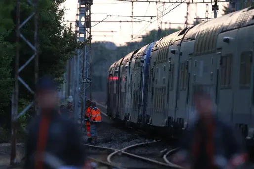 Il y a trois blessés graves et un blessé léger, tous transportés au centre hospitalier de Lille", ont annoncé les pompiers.