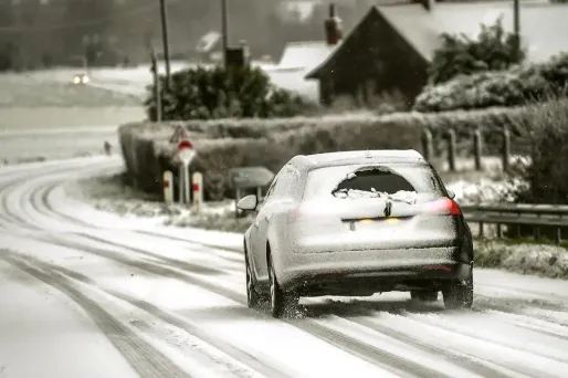 neige, voiture France, Godewaersvelde,  crédit : PHILIPPE HUGUEN / AFP - 1280