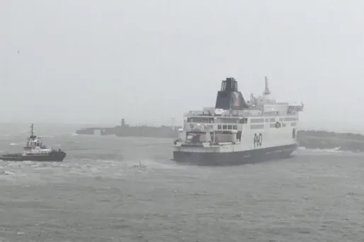 Le ferry s'est échoué dans le port de Calais dimanche midi.