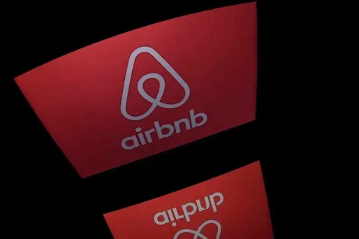 Sur son site, Airbnb propose pour certains pays le mode de versement Payoneer, permettant aux hôtes d'être directement payés via une carte spécifique émise par l'entreprise américaine du même nom.