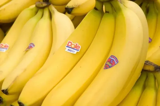 Le jeune homme "avait été vu par une autre salariée mangeant une banane dans la réserve du supermarché".