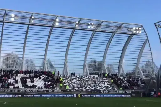 Un bloc de la tribune menacée a été évacué.