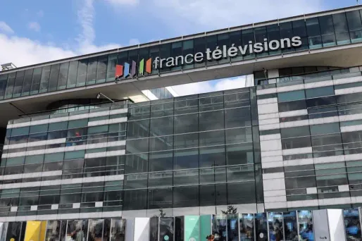 Les syndicats dénoncent également une "stratégie de dénigrement de France Télévisions assumée par le chef de l'État en personne".