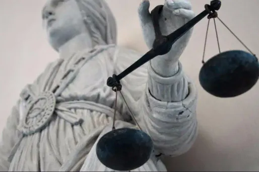 Les trois suspects comparaissent pour tentative d'assassinat, tentative de meurtre et destruction du bien d'autrui