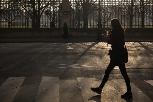 femme seule, rue, Paris, grande ville, crédit : LIONEL BONAVENTURE / AFP - 1280