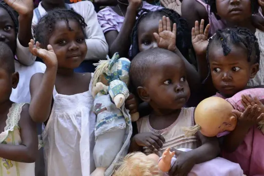 Nouvelle chute des adoptions d'enfants à l'étranger en France en 2015