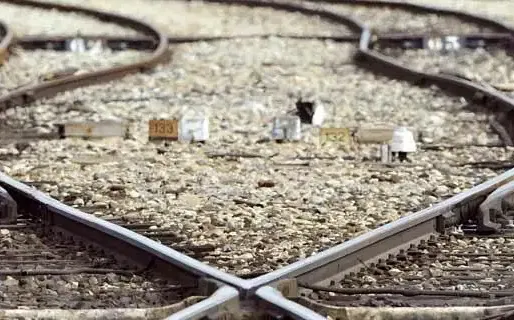 Sa voiture est ensuite tombée sur les voix ferrées... quinze mètres plus bas.