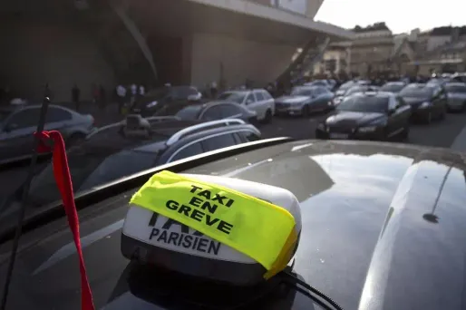 Taxis : une délégation reçue par Valls mardi à 12h15