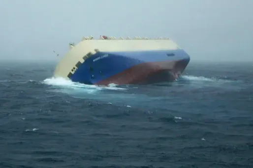 Le cargo s'est couché mardi.