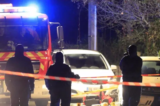 Le camion des pompiers, appelés à intervenir sur une fausse alerte au feu, avait été caillassé par plusieurs dizaines d'hommes.