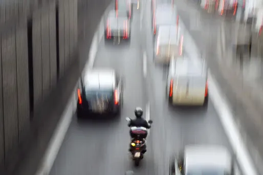 La circulation inter-files des deux-roues enseignée dans les auto et moto-écoles