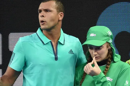 Tsonga vole au secours d'une ramasseuse de balle