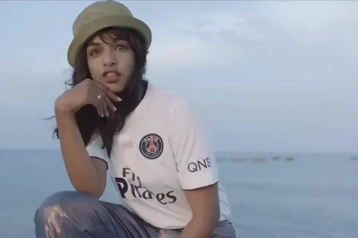 La chanteuse M.I.A. avec un maillot du PSG, 1280x640