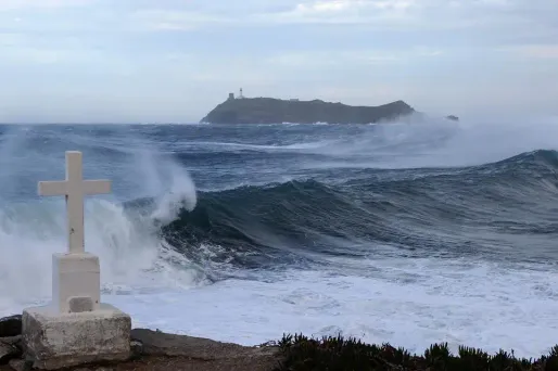 Les côtes atlantiques et le littoral sud-ouest de la Corse ont été placés dès lundi matin en vigilance orange "vagues-submersion" .