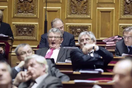 Trop souvent absents, 14 sénateurs devront payer 2.100 euros