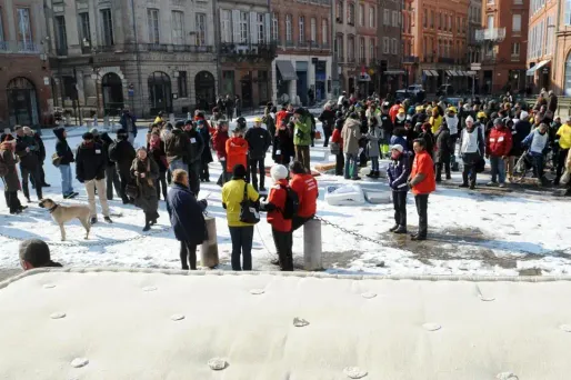 Image d'illustration, en 2012, des matelas avaient été entreposés devant la préfecture à Toulouse par des professionnels de la réinsertion.