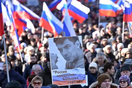 Des milliers de Russes défilent dans les rues en hommage à Boris Nemtsov