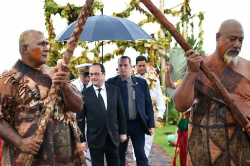 Hollande accueilli par la grande chefferie du royaume d'Uvea sur l'ile de Wallis