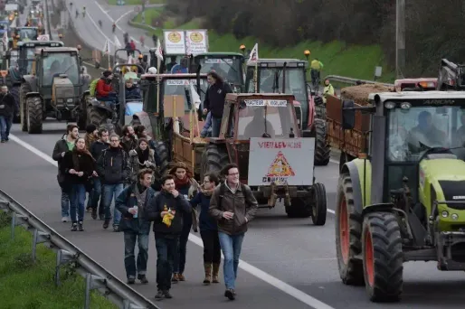 Ce samedi, des milliers de manifestants vont bloque rla voie express Vannes-Nantes.