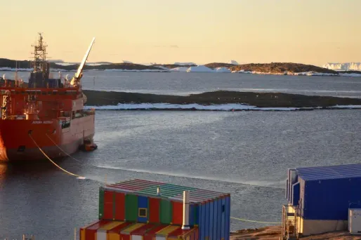 Aurora Australis brise-glace australien échoué en Antarctique