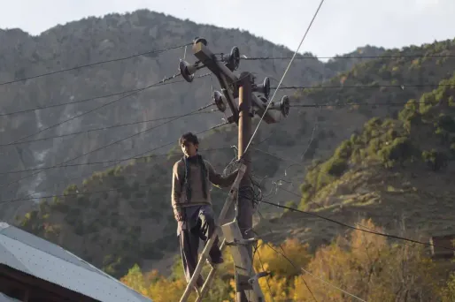 Image d'illustration. Octobre 2015, un électricien pakistanais répare un pylône endommagé après un important tremblement de terre.