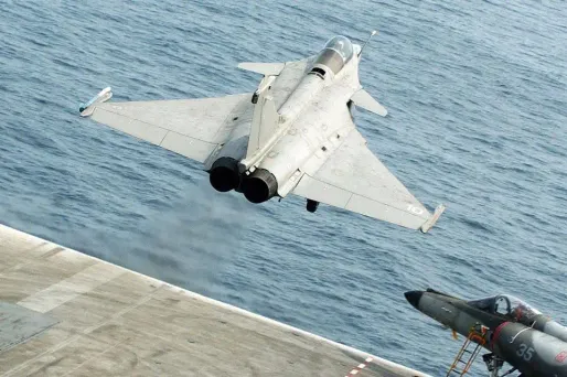 A Singapour, un show aérien de Rafale pour la promotion de l'avion français en Asie