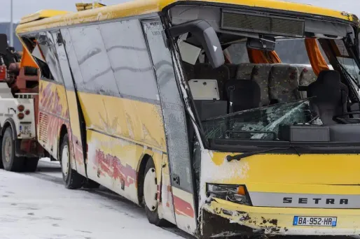 Le car après l'accident dans le Doubds.