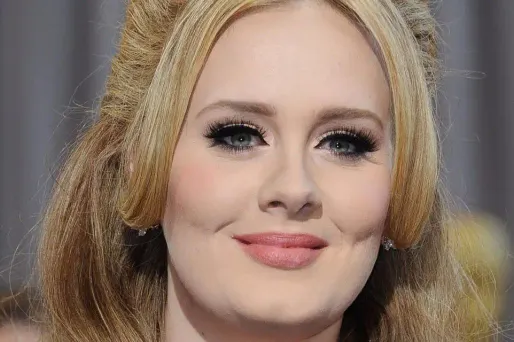 Adele mange un burger pour oublier les problèmes de son aux Grammys