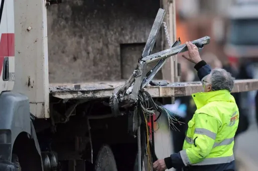 La ridelle du camion était ouverte au moment de l'accident.
