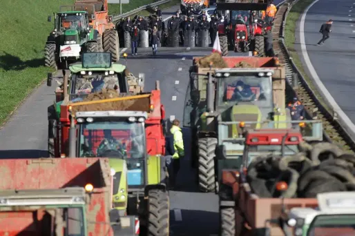 Les agriculteurs sont mobilisés depuis quatre semaines. Ici à l'entrée de Caen, lundi.